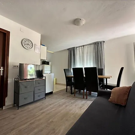 Leona Apartment