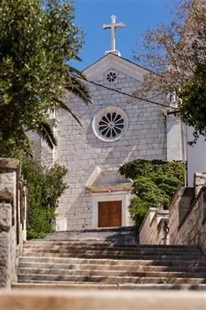 Leona * Rogoznica (Sibenik-Knin)