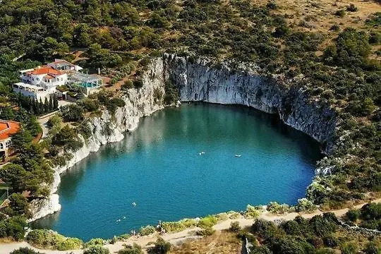 アパート Leona *